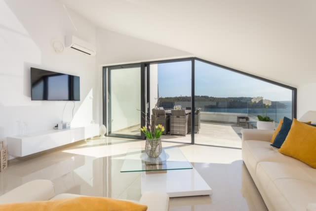 Luxury Apartment Anto With Sea View And Balcony بنجول المظهر الخارجي الصورة