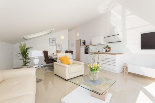 Luxury Apartment Anto With Sea View And Balcony بنجول المظهر الخارجي الصورة